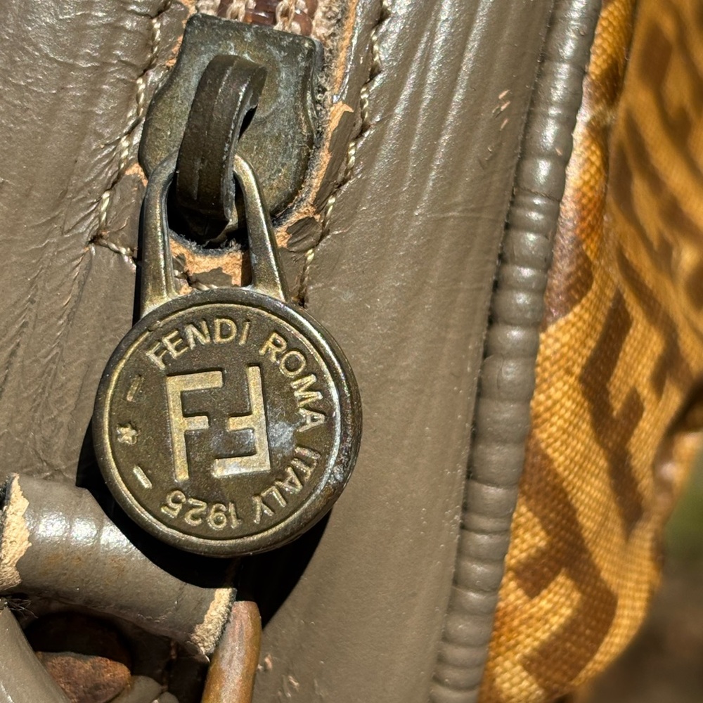 Vintage ✨Fendi Crossbody Bag - Picture 4 of 11